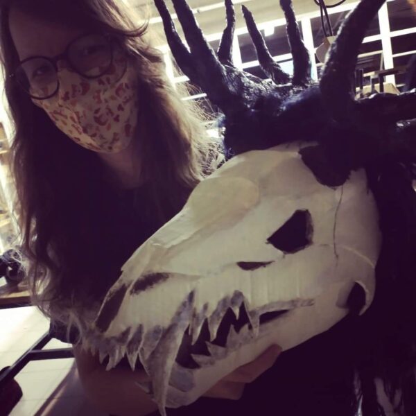Cassianne Miranda: segurando sua bela máscara da criatura Wendingo.